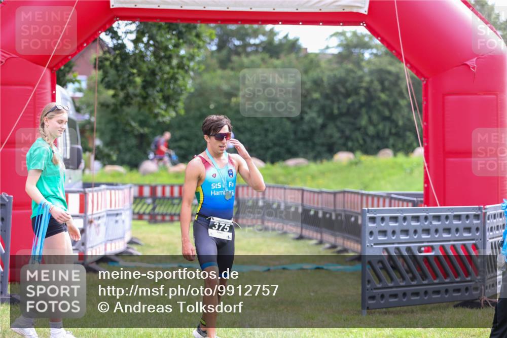 21.06.2026 - 29. Vierlanden-Triathlon Andreas Tolksdorf http://msf.ph/oto/9912757 21.06.2026 10:49:03 Ziel  meine-sportfotos.de