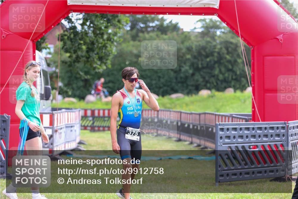 21.06.2026 - 29. Vierlanden-Triathlon Andreas Tolksdorf http://msf.ph/oto/9912758 21.06.2026 10:49:03 Ziel  meine-sportfotos.de
