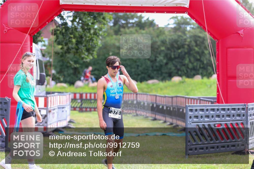 21.06.2026 - 29. Vierlanden-Triathlon Andreas Tolksdorf http://msf.ph/oto/9912759 21.06.2026 10:49:03 Ziel  meine-sportfotos.de