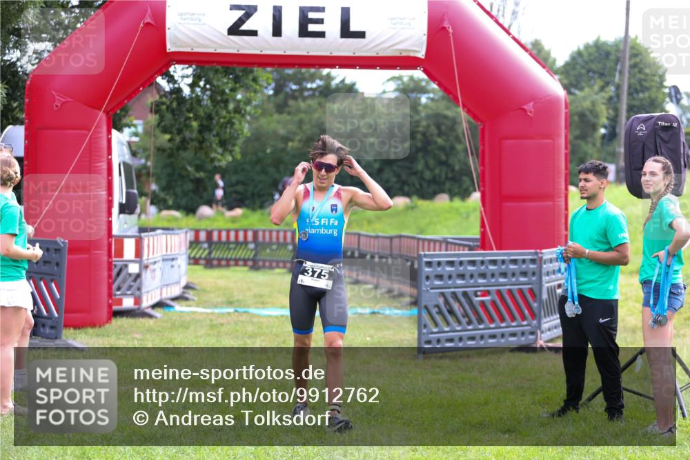 21.06.2026 - 29. Vierlanden-Triathlon Andreas Tolksdorf http://msf.ph/oto/9912762 21.06.2026 10:49:04 Ziel  meine-sportfotos.de