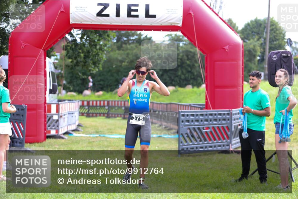 21.06.2026 - 29. Vierlanden-Triathlon Andreas Tolksdorf http://msf.ph/oto/9912764 21.06.2026 10:49:04 Ziel  meine-sportfotos.de