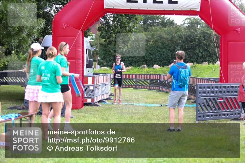 21.06.2026 - 29. Vierlanden-Triathlon Andreas Tolksdorf http://msf.ph/oto/9912766 21.06.2026 10:49:52 Ziel 335 meine-sportfotos.de