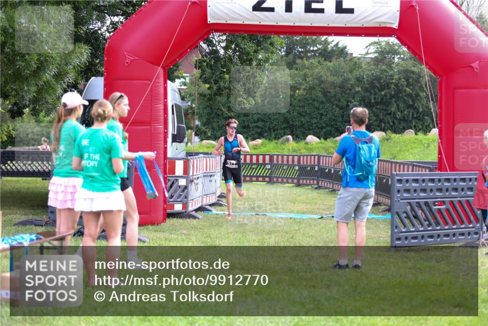 21.06.2026 - 29. Vierlanden-Triathlon Andreas Tolksdorf http://msf.ph/oto/9912770 21.06.2026 10:49:52 Ziel 335 meine-sportfotos.de