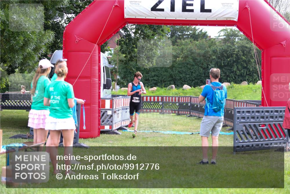 21.06.2026 - 29. Vierlanden-Triathlon Andreas Tolksdorf http://msf.ph/oto/9912776 21.06.2026 10:49:52 Ziel 335 meine-sportfotos.de