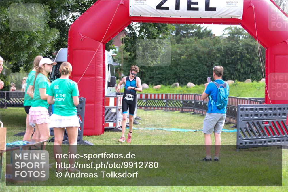 21.06.2026 - 29. Vierlanden-Triathlon Andreas Tolksdorf http://msf.ph/oto/9912780 21.06.2026 10:49:53 Ziel 335 meine-sportfotos.de