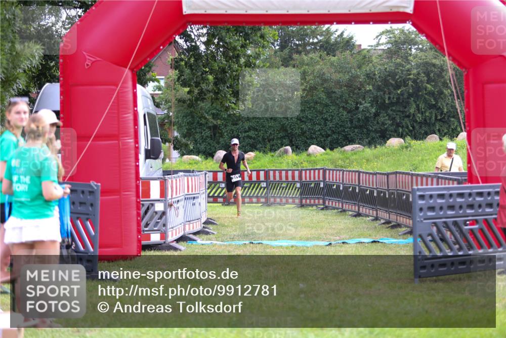 21.06.2026 - 29. Vierlanden-Triathlon Andreas Tolksdorf http://msf.ph/oto/9912781 21.06.2026 10:51:41 Ziel 311 meine-sportfotos.de