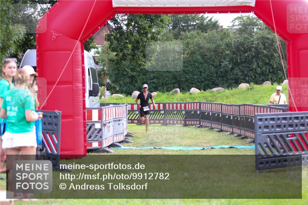 21.06.2026 - 29. Vierlanden-Triathlon Andreas Tolksdorf http://msf.ph/oto/9912782 21.06.2026 10:51:41 Ziel 311 meine-sportfotos.de