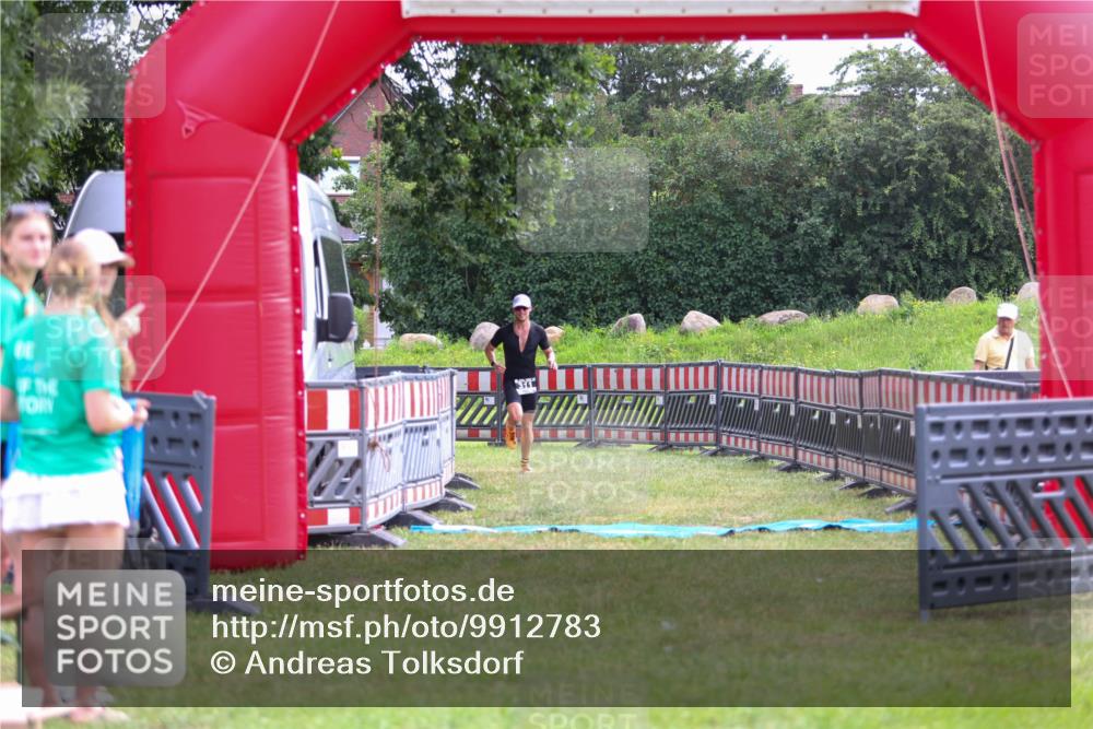 21.06.2026 - 29. Vierlanden-Triathlon Andreas Tolksdorf http://msf.ph/oto/9912783 21.06.2026 10:51:41 Ziel 311 meine-sportfotos.de
