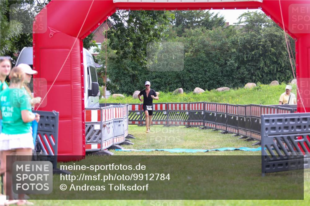21.06.2026 - 29. Vierlanden-Triathlon Andreas Tolksdorf http://msf.ph/oto/9912784 21.06.2026 10:51:41 Ziel 311 meine-sportfotos.de