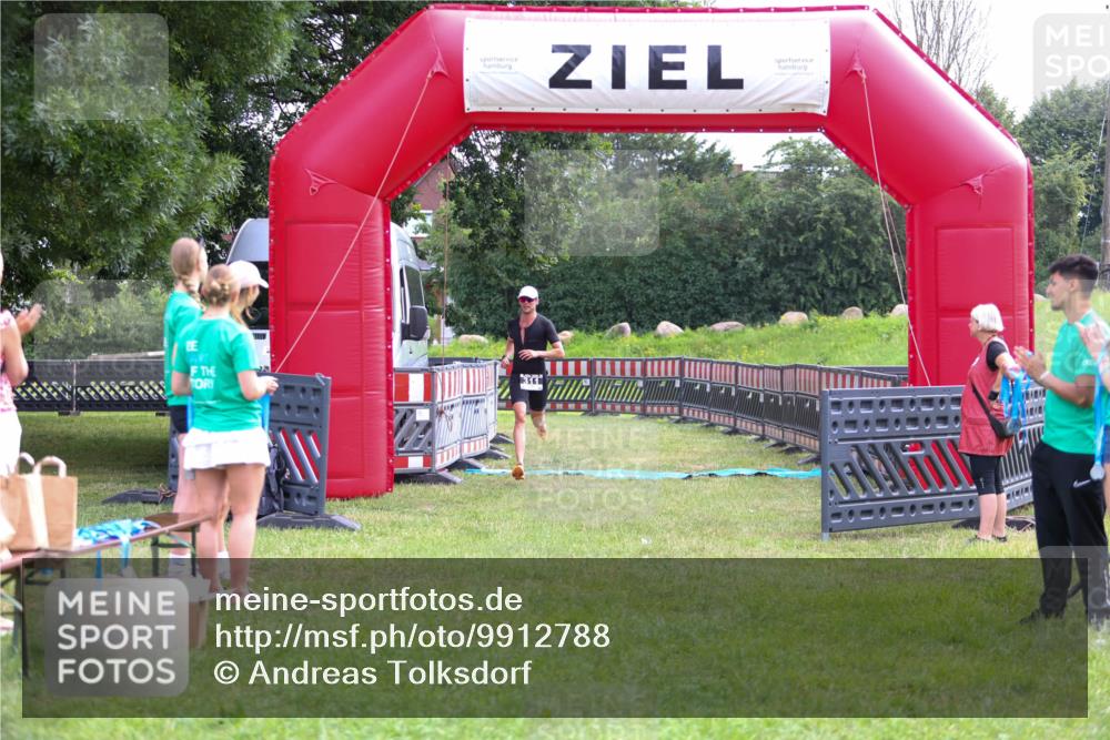 21.06.2026 - 29. Vierlanden-Triathlon Andreas Tolksdorf http://msf.ph/oto/9912788 21.06.2026 10:51:43 Ziel 311 meine-sportfotos.de