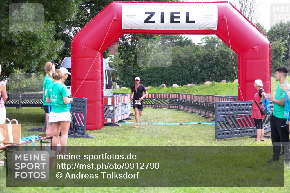 21.06.2026 - 29. Vierlanden-Triathlon Andreas Tolksdorf http://msf.ph/oto/9912790 21.06.2026 10:51:43 Ziel 311 meine-sportfotos.de