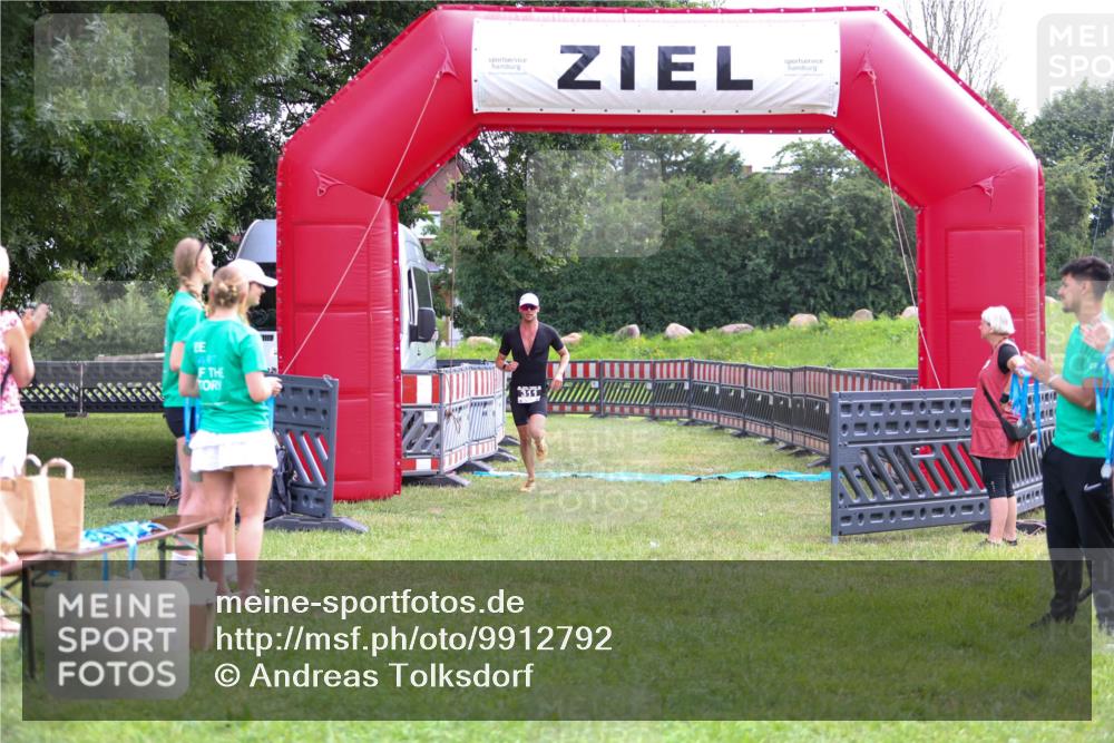 21.06.2026 - 29. Vierlanden-Triathlon Andreas Tolksdorf http://msf.ph/oto/9912792 21.06.2026 10:51:43 Ziel 311 meine-sportfotos.de