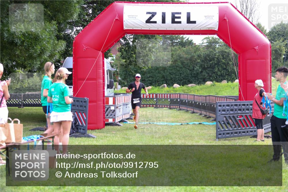 21.06.2026 - 29. Vierlanden-Triathlon Andreas Tolksdorf http://msf.ph/oto/9912795 21.06.2026 10:51:43 Ziel 311 meine-sportfotos.de