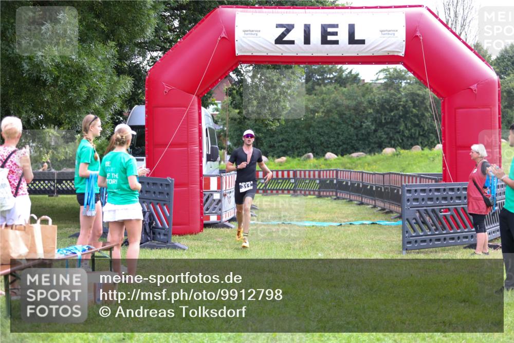21.06.2026 - 29. Vierlanden-Triathlon Andreas Tolksdorf http://msf.ph/oto/9912798 21.06.2026 10:51:44 Ziel 311 meine-sportfotos.de