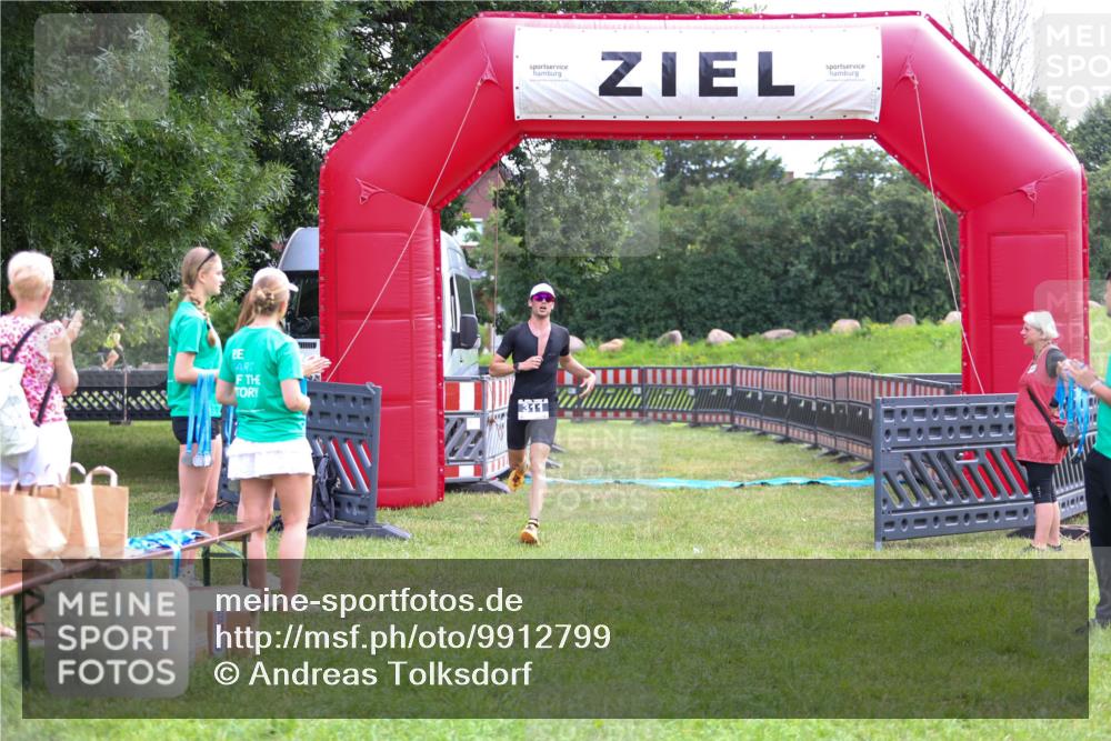 21.06.2026 - 29. Vierlanden-Triathlon Andreas Tolksdorf http://msf.ph/oto/9912799 21.06.2026 10:51:44 Ziel 311 meine-sportfotos.de
