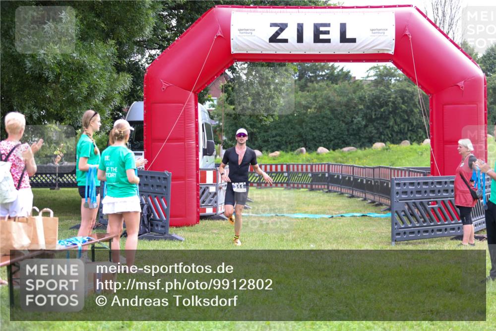 21.06.2026 - 29. Vierlanden-Triathlon Andreas Tolksdorf http://msf.ph/oto/9912802 21.06.2026 10:51:44 Ziel 311 meine-sportfotos.de