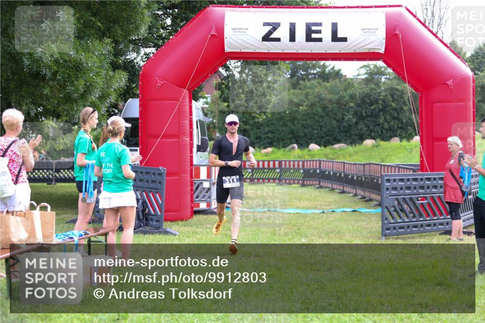 21.06.2026 - 29. Vierlanden-Triathlon Andreas Tolksdorf http://msf.ph/oto/9912803 21.06.2026 10:51:45 Ziel 311 meine-sportfotos.de