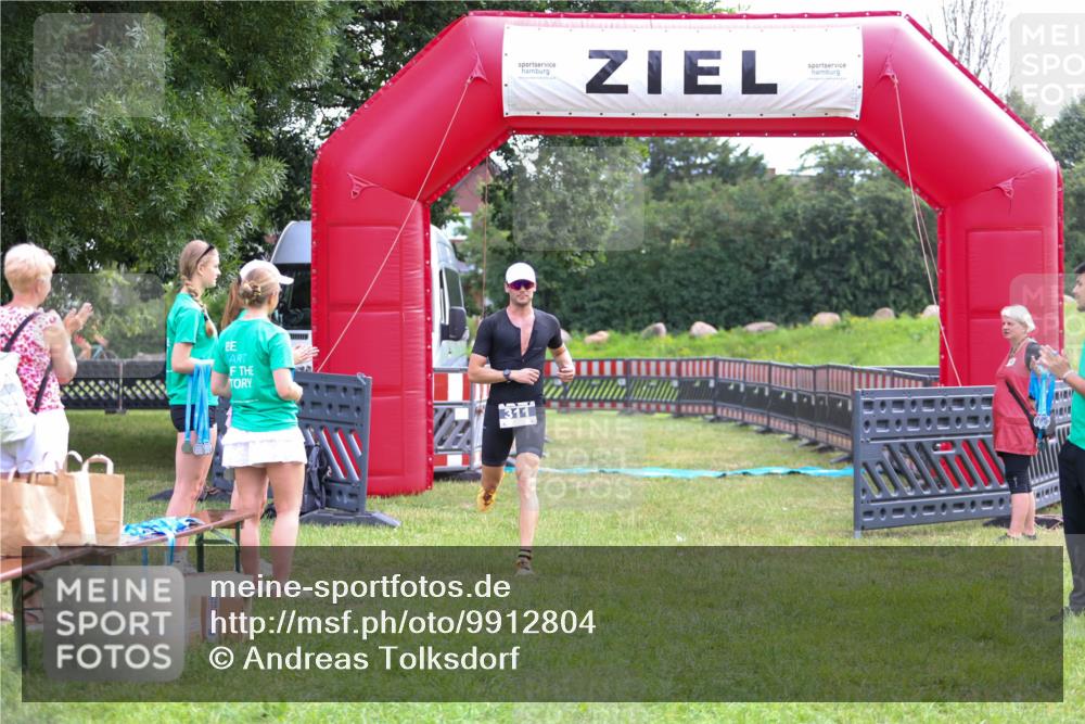 21.06.2026 - 29. Vierlanden-Triathlon Andreas Tolksdorf http://msf.ph/oto/9912804 21.06.2026 10:51:45 Ziel 311 meine-sportfotos.de