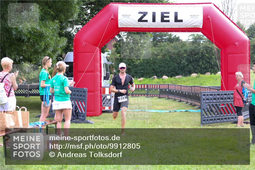 21.06.2026 - 29. Vierlanden-Triathlon Andreas Tolksdorf http://msf.ph/oto/9912805 21.06.2026 10:51:45 Ziel 311 meine-sportfotos.de