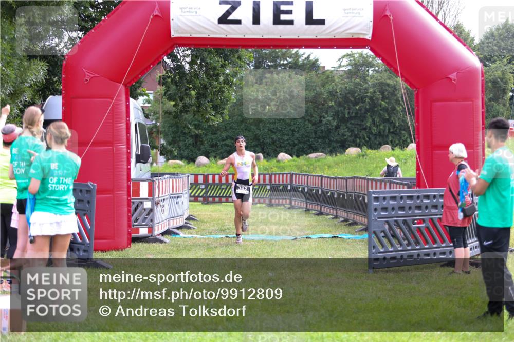 21.06.2026 - 29. Vierlanden-Triathlon Andreas Tolksdorf http://msf.ph/oto/9912809 21.06.2026 10:52:13 Ziel  meine-sportfotos.de