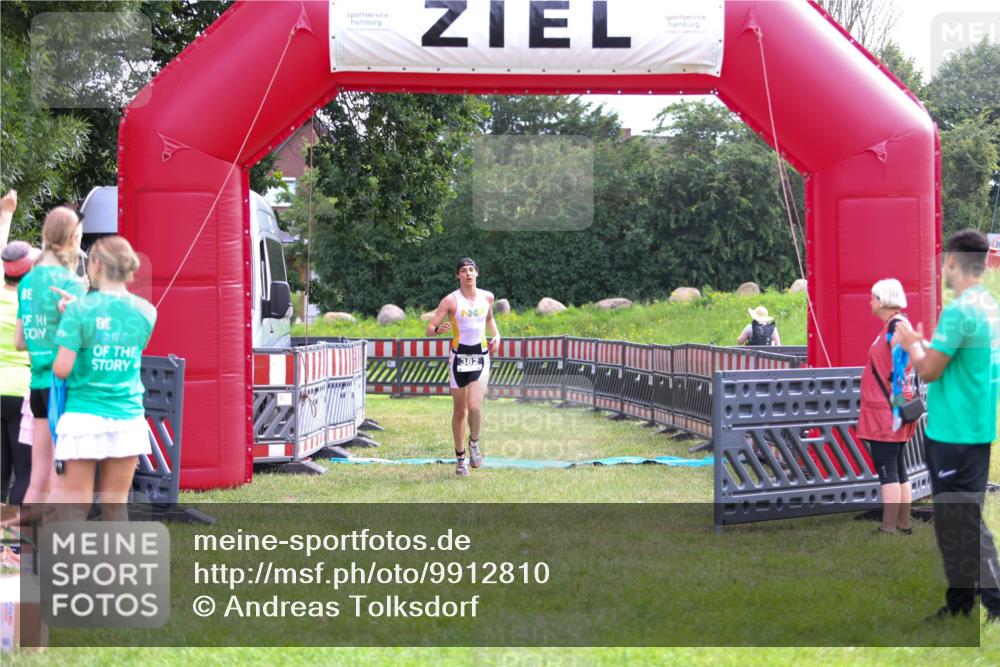 21.06.2026 - 29. Vierlanden-Triathlon Andreas Tolksdorf http://msf.ph/oto/9912810 21.06.2026 10:52:13 Ziel  meine-sportfotos.de