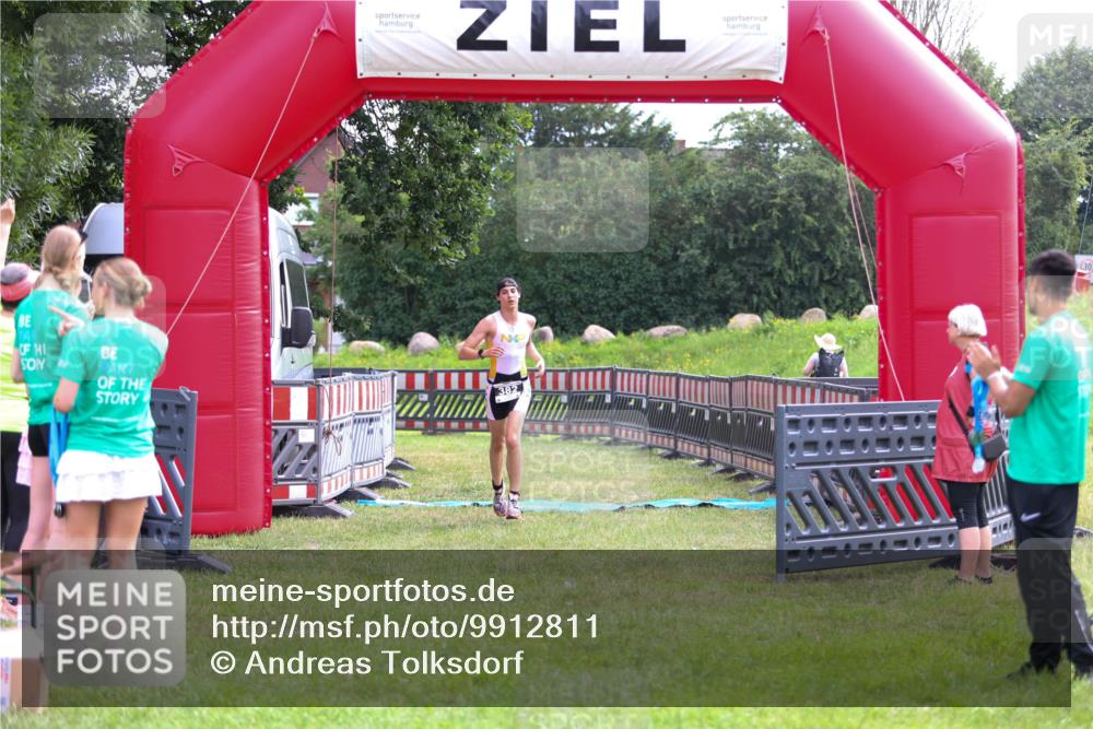 21.06.2026 - 29. Vierlanden-Triathlon Andreas Tolksdorf http://msf.ph/oto/9912811 21.06.2026 10:52:13 Ziel  meine-sportfotos.de
