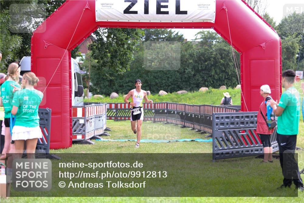 21.06.2026 - 29. Vierlanden-Triathlon Andreas Tolksdorf http://msf.ph/oto/9912813 21.06.2026 10:52:13 Ziel  meine-sportfotos.de