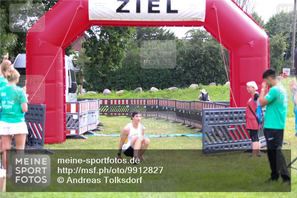 21.06.2026 - 29. Vierlanden-Triathlon Andreas Tolksdorf http://msf.ph/oto/9912827 21.06.2026 10:52:15 Ziel  meine-sportfotos.de