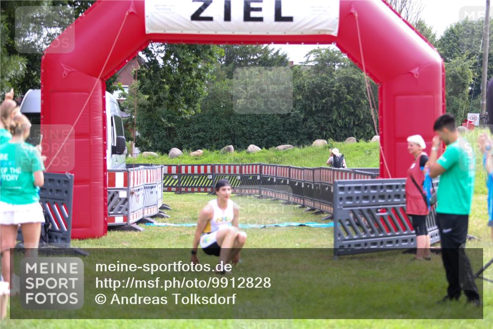 21.06.2026 - 29. Vierlanden-Triathlon Andreas Tolksdorf http://msf.ph/oto/9912828 21.06.2026 10:52:15 Ziel  meine-sportfotos.de