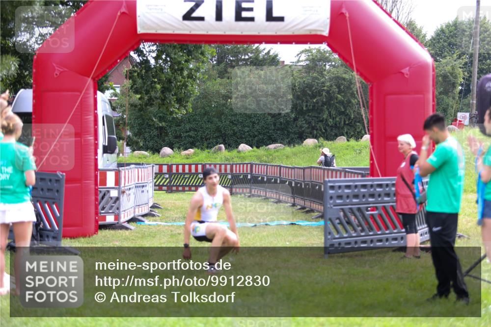 21.06.2026 - 29. Vierlanden-Triathlon Andreas Tolksdorf http://msf.ph/oto/9912830 21.06.2026 10:52:15 Ziel  meine-sportfotos.de