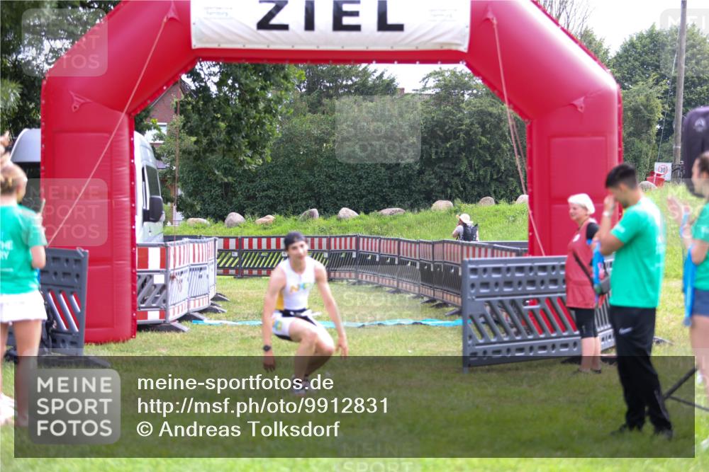 21.06.2026 - 29. Vierlanden-Triathlon Andreas Tolksdorf http://msf.ph/oto/9912831 21.06.2026 10:52:15 Ziel  meine-sportfotos.de