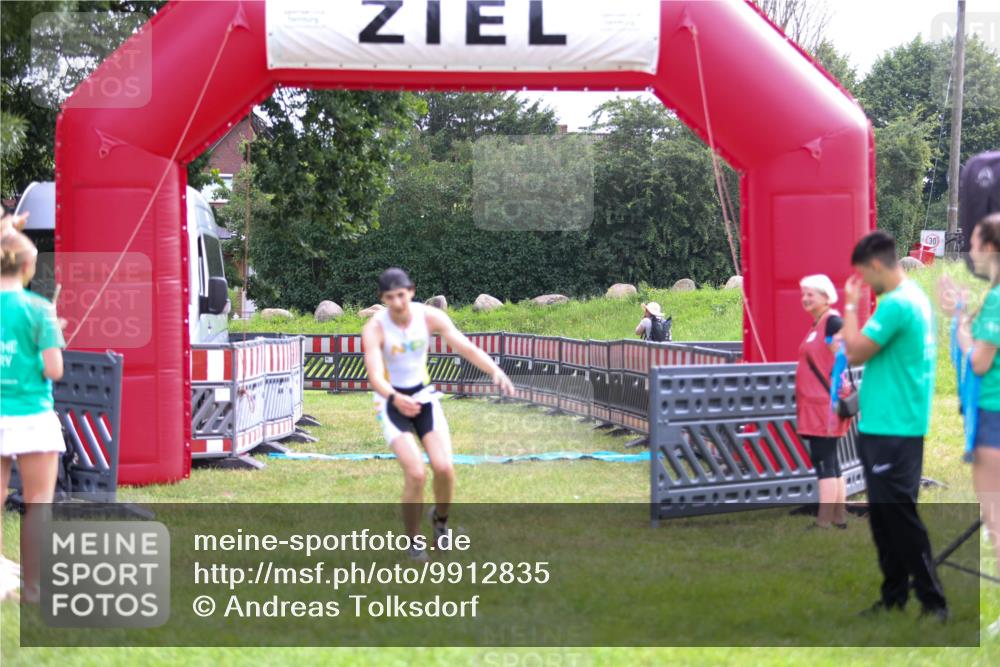 21.06.2026 - 29. Vierlanden-Triathlon Andreas Tolksdorf http://msf.ph/oto/9912835 21.06.2026 10:52:15 Ziel  meine-sportfotos.de