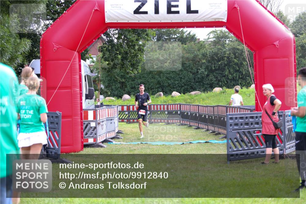 21.06.2026 - 29. Vierlanden-Triathlon Andreas Tolksdorf http://msf.ph/oto/9912840 21.06.2026 10:53:10 Ziel 37 meine-sportfotos.de