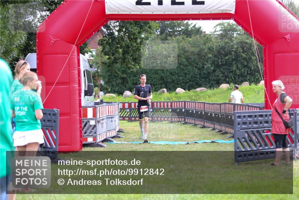 21.06.2026 - 29. Vierlanden-Triathlon Andreas Tolksdorf http://msf.ph/oto/9912842 21.06.2026 10:53:11 Ziel 37 meine-sportfotos.de