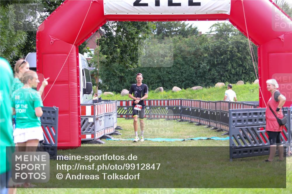 21.06.2026 - 29. Vierlanden-Triathlon Andreas Tolksdorf http://msf.ph/oto/9912847 21.06.2026 10:53:11 Ziel 37 meine-sportfotos.de