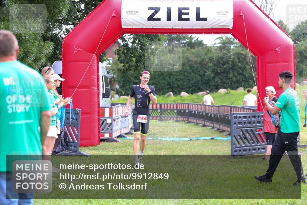 21.06.2026 - 29. Vierlanden-Triathlon Andreas Tolksdorf http://msf.ph/oto/9912849 21.06.2026 10:53:14 Ziel 37 meine-sportfotos.de