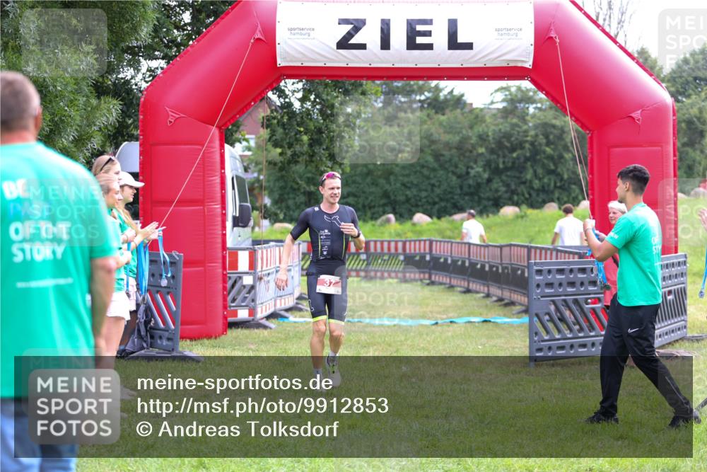 21.06.2026 - 29. Vierlanden-Triathlon Andreas Tolksdorf http://msf.ph/oto/9912853 21.06.2026 10:53:14 Ziel 37 meine-sportfotos.de
