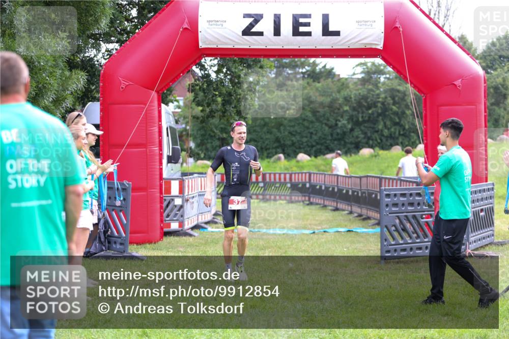 21.06.2026 - 29. Vierlanden-Triathlon Andreas Tolksdorf http://msf.ph/oto/9912854 21.06.2026 10:53:14 Ziel 37 meine-sportfotos.de