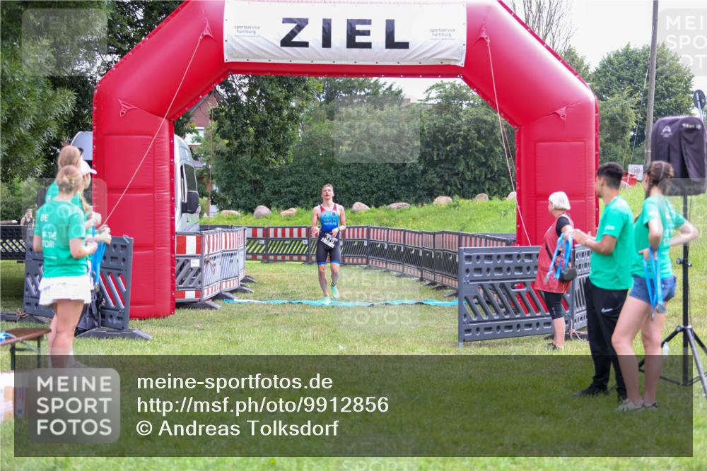 21.06.2026 - 29. Vierlanden-Triathlon Andreas Tolksdorf http://msf.ph/oto/9912856 21.06.2026 10:54:15 Ziel  meine-sportfotos.de