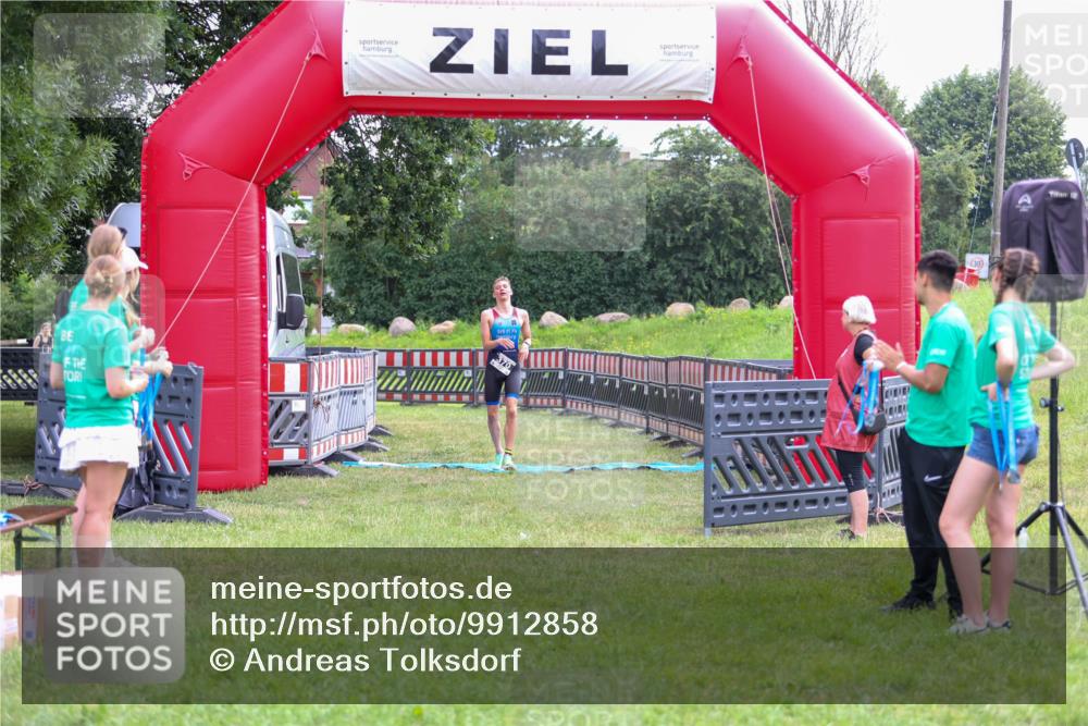 21.06.2026 - 29. Vierlanden-Triathlon Andreas Tolksdorf http://msf.ph/oto/9912858 21.06.2026 10:54:15 Ziel  meine-sportfotos.de