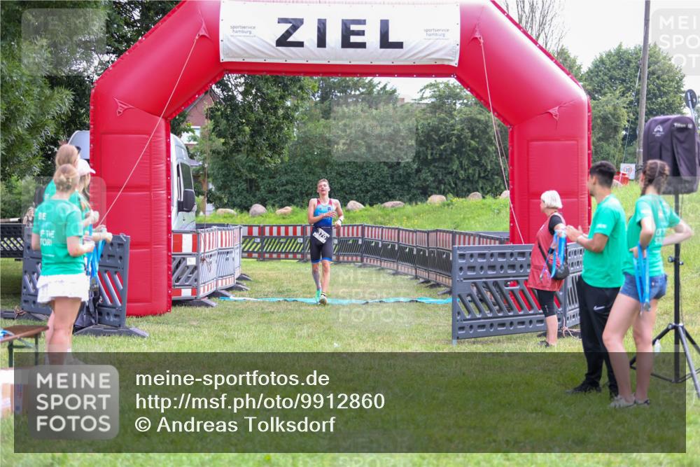 21.06.2026 - 29. Vierlanden-Triathlon Andreas Tolksdorf http://msf.ph/oto/9912860 21.06.2026 10:54:15 Ziel  meine-sportfotos.de