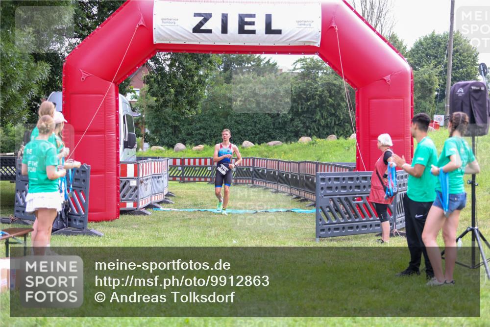 21.06.2026 - 29. Vierlanden-Triathlon Andreas Tolksdorf http://msf.ph/oto/9912863 21.06.2026 10:54:15 Ziel  meine-sportfotos.de