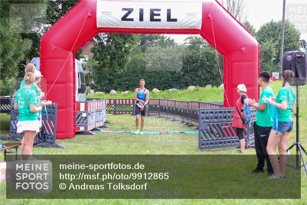 21.06.2026 - 29. Vierlanden-Triathlon Andreas Tolksdorf http://msf.ph/oto/9912865 21.06.2026 10:54:15 Ziel  meine-sportfotos.de