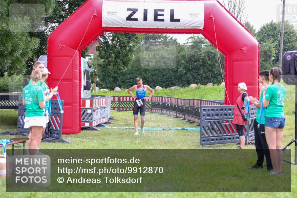 21.06.2026 - 29. Vierlanden-Triathlon Andreas Tolksdorf http://msf.ph/oto/9912870 21.06.2026 10:54:16 Ziel  meine-sportfotos.de