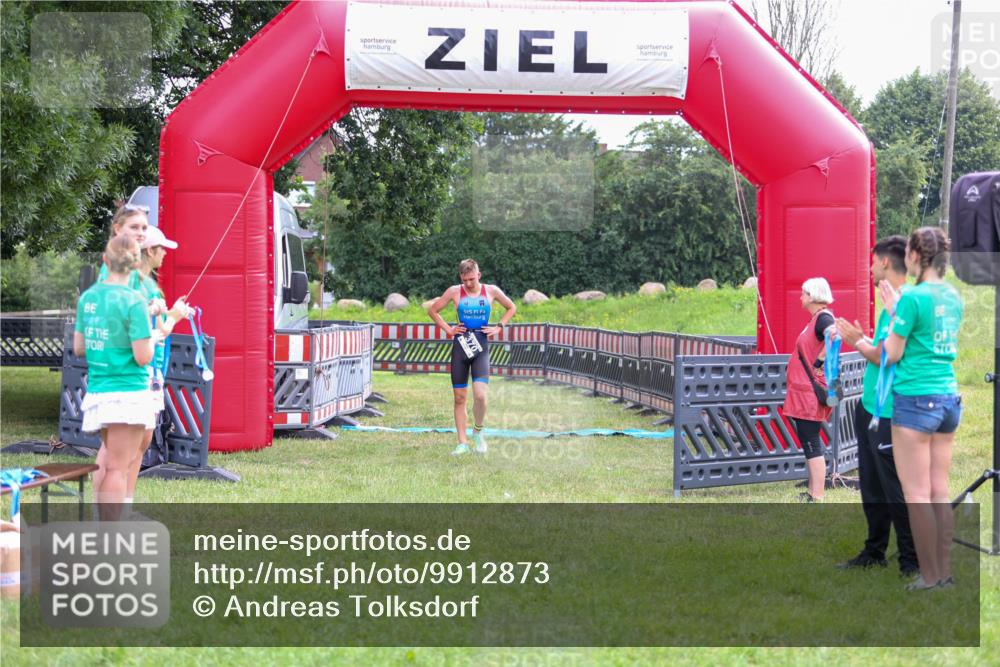 21.06.2026 - 29. Vierlanden-Triathlon Andreas Tolksdorf http://msf.ph/oto/9912873 21.06.2026 10:54:17 Ziel  meine-sportfotos.de