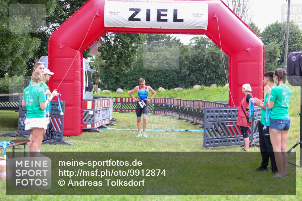 21.06.2026 - 29. Vierlanden-Triathlon Andreas Tolksdorf http://msf.ph/oto/9912874 21.06.2026 10:54:17 Ziel  meine-sportfotos.de