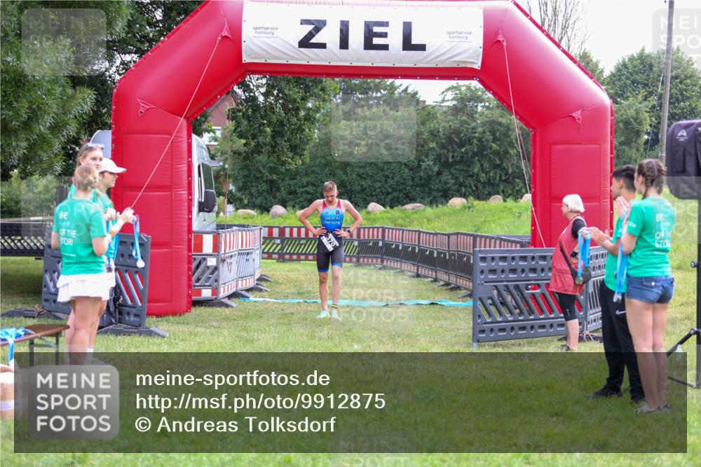 21.06.2026 - 29. Vierlanden-Triathlon Andreas Tolksdorf http://msf.ph/oto/9912875 21.06.2026 10:54:17 Ziel  meine-sportfotos.de