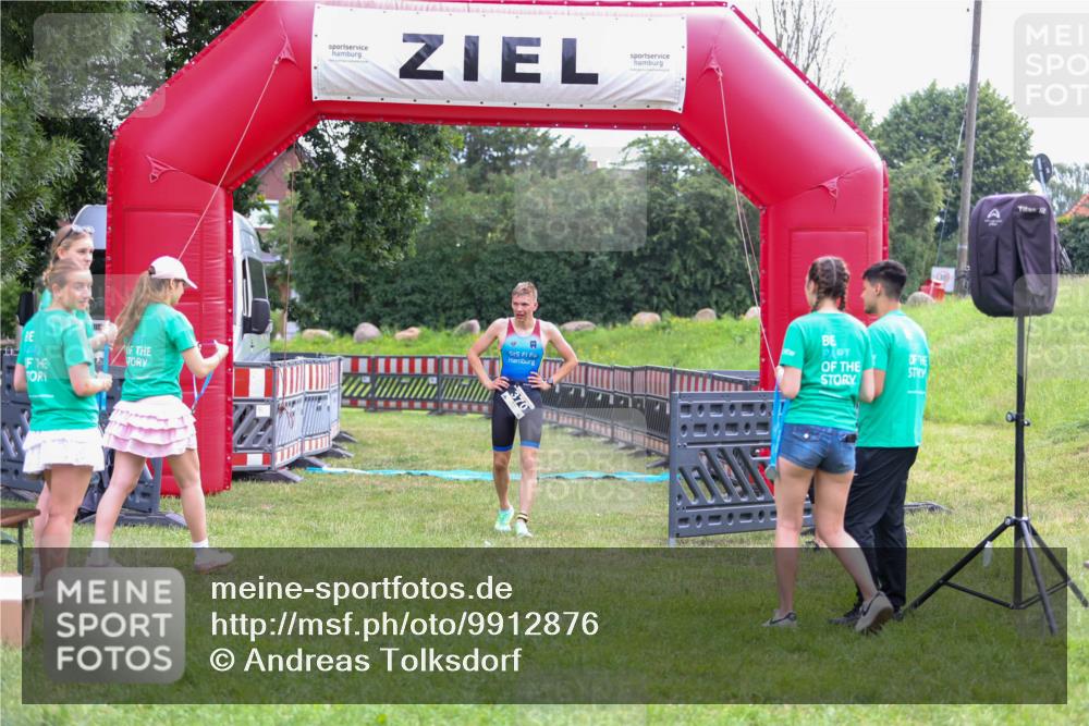 21.06.2026 - 29. Vierlanden-Triathlon Andreas Tolksdorf http://msf.ph/oto/9912876 21.06.2026 10:54:19 Ziel  meine-sportfotos.de