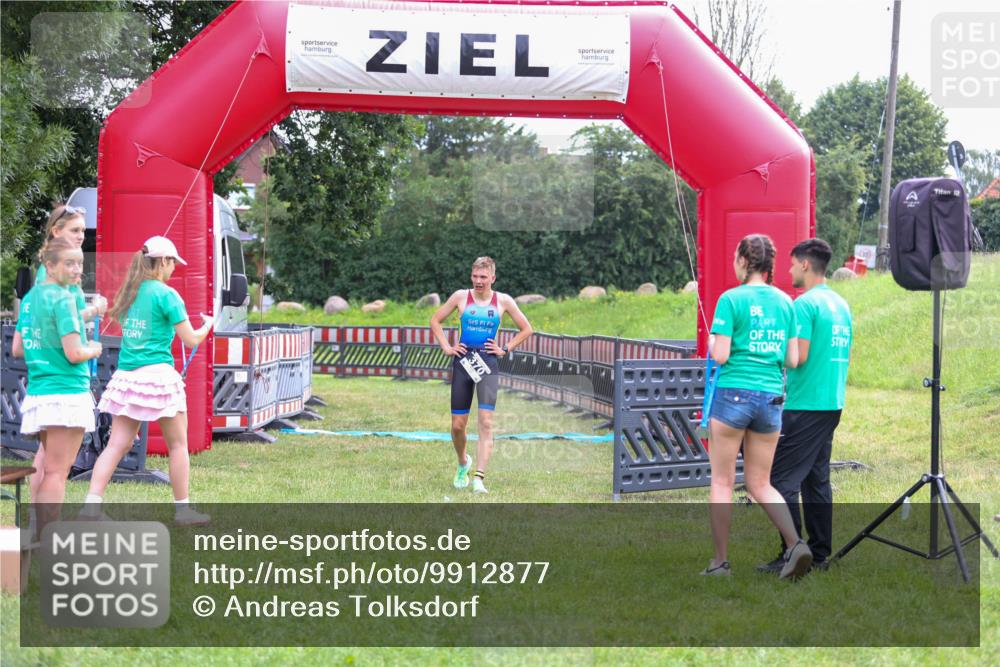 21.06.2026 - 29. Vierlanden-Triathlon Andreas Tolksdorf http://msf.ph/oto/9912877 21.06.2026 10:54:19 Ziel  meine-sportfotos.de