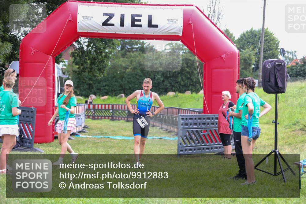 21.06.2026 - 29. Vierlanden-Triathlon Andreas Tolksdorf http://msf.ph/oto/9912883 21.06.2026 10:54:25 Ziel  meine-sportfotos.de